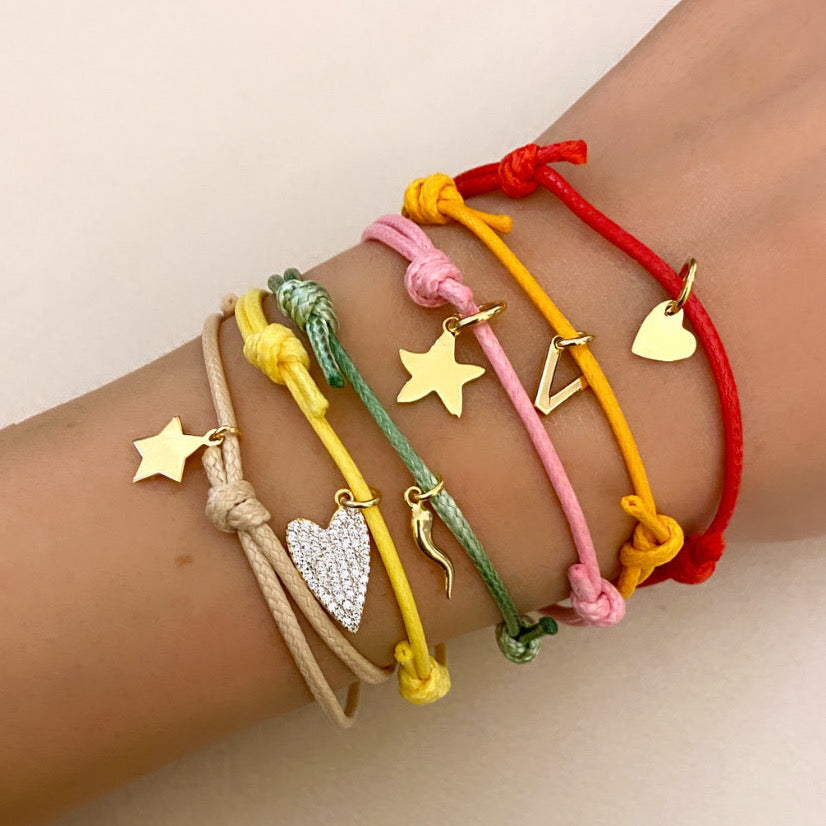 braccialetti in corda colorati con ciondoli cuore, stella, cornetto portafortuna e iniziali