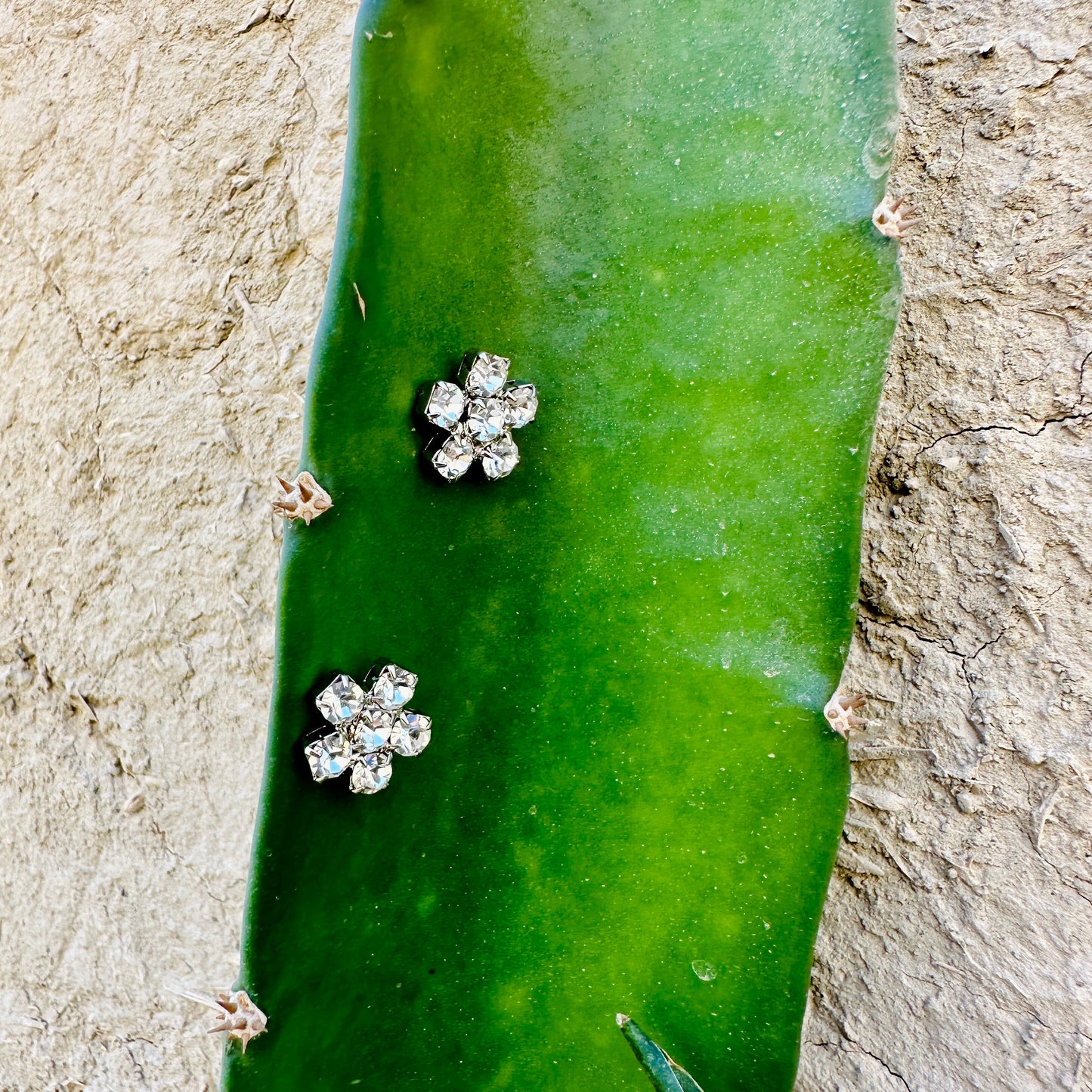 flower stud earring 