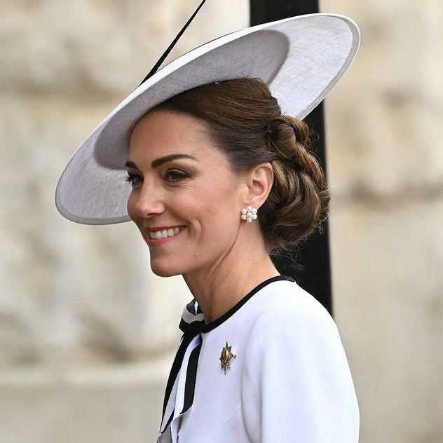 Kate Middleton con orecchini di perle a forma di fiore