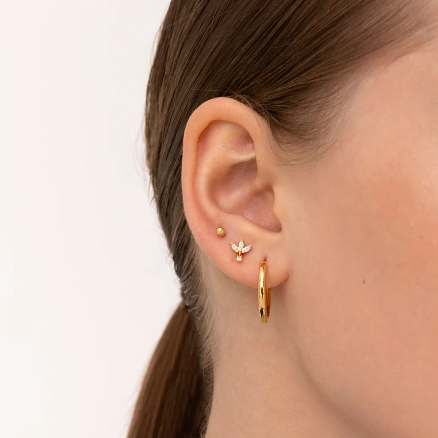 orecchini cerchio in argento 925 dorato, orecchini perlina dorata, piercing con zirconi minimal