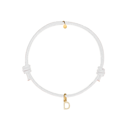 bracciale in cotone bianco con ciondolo iniziale dorata e zirconi