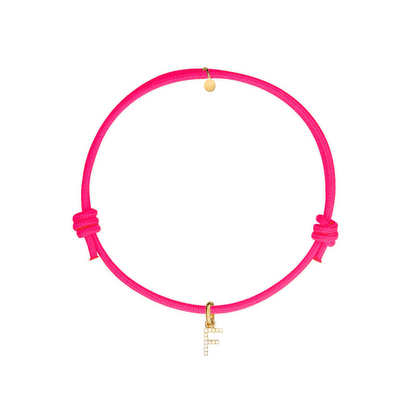 bracciale in cotone fucsia con ciondolo iniziale dorata e zirconi