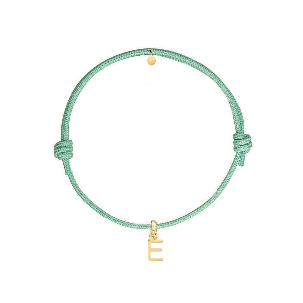 bracciale con cordino verde salvia e ciondolo a forma di lettera dorata in argento 925 personalizzabile