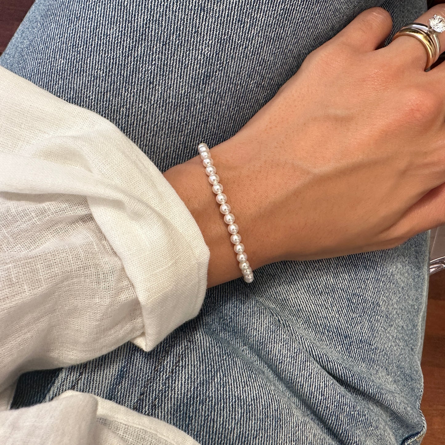 bracciale con perline bianche indossato