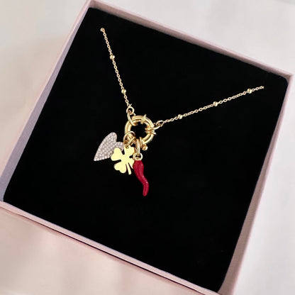 collana in argento 925 placcato oro giallo con ciondoli cuore pavé di zirconi, quadrifoglio e cornetto portafortuna smaltato rosso