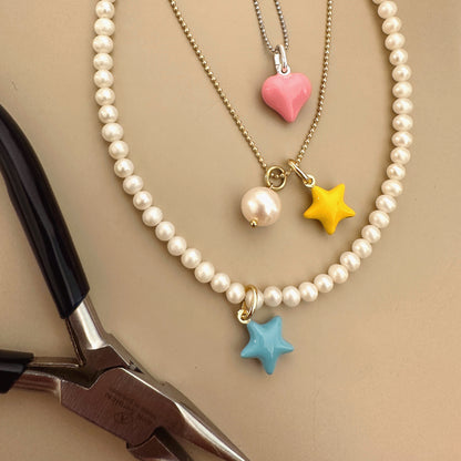 ciondoli colorati stella e cuore, girocollo perle con ciondolo stella celeste, collana cuore rosa barbie