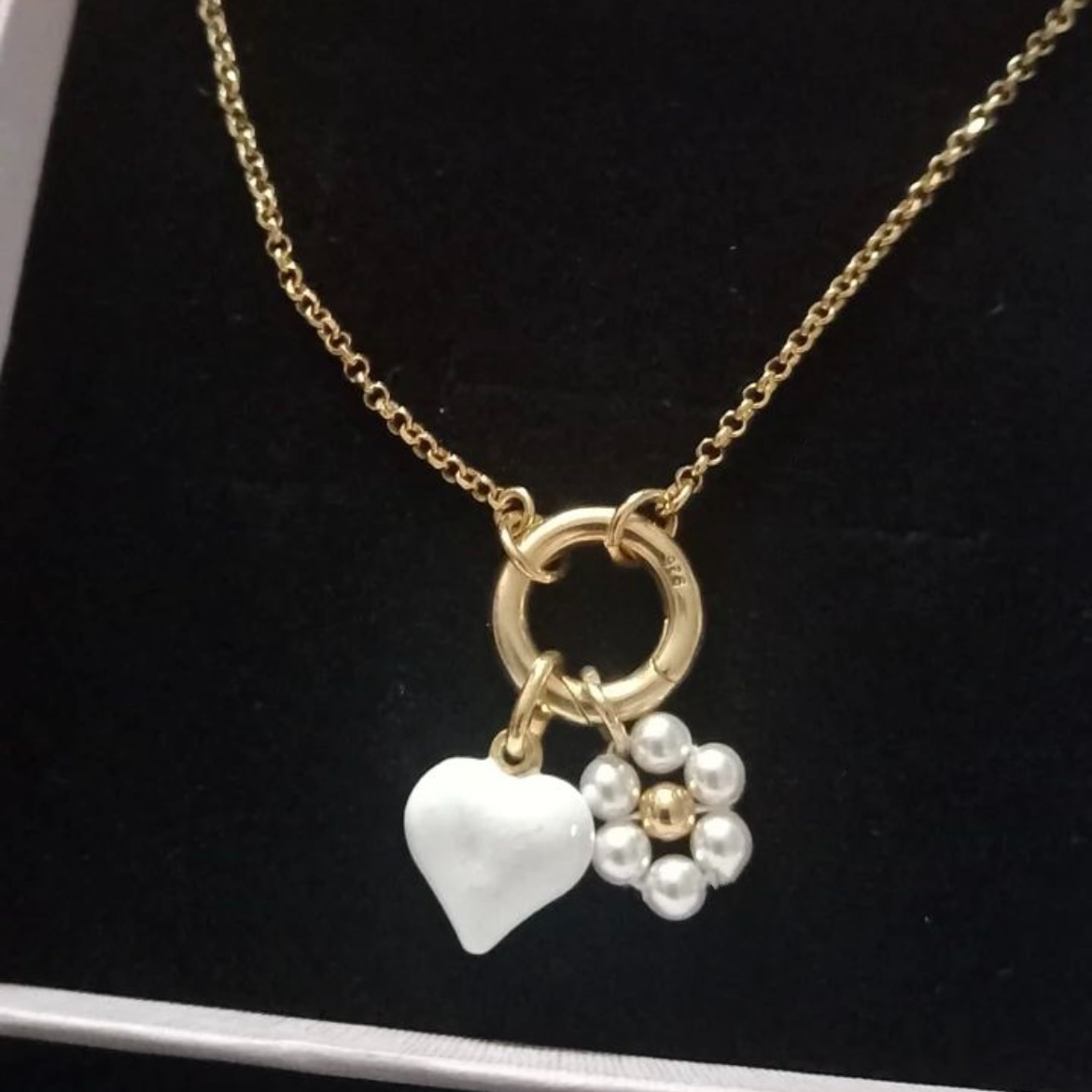 collana in argento 925 placcato oro con moschettone con ciondoli cuore bombato smaltato e margherita di perle