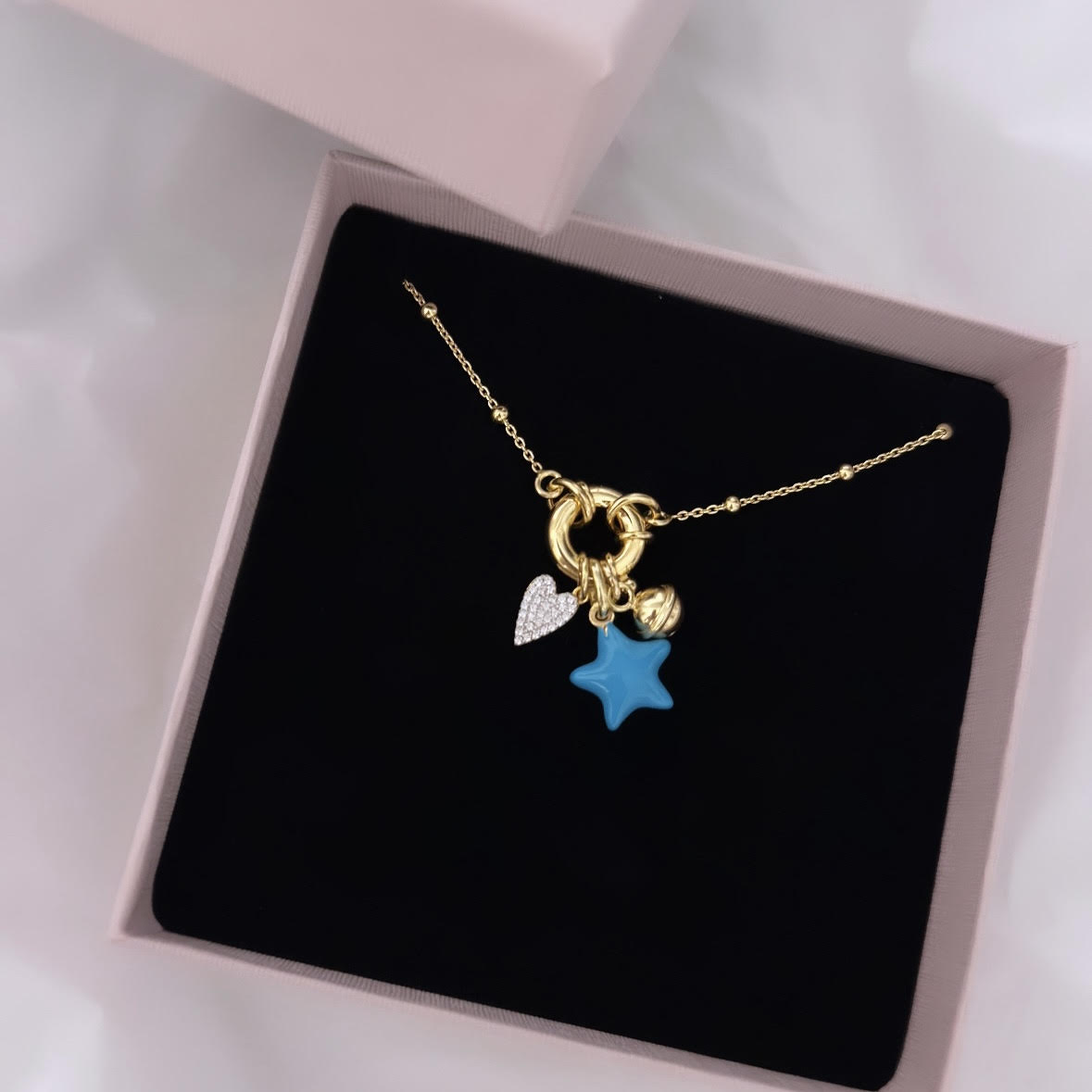 collana salvagente con ciondolo stella smaltata azzurra, campanella piccola e cuore pavé di zirconi