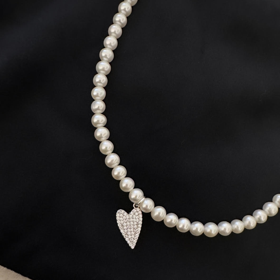 collana girocollo con perle e ciondolo cuore pavé in argento 925 e zirconi