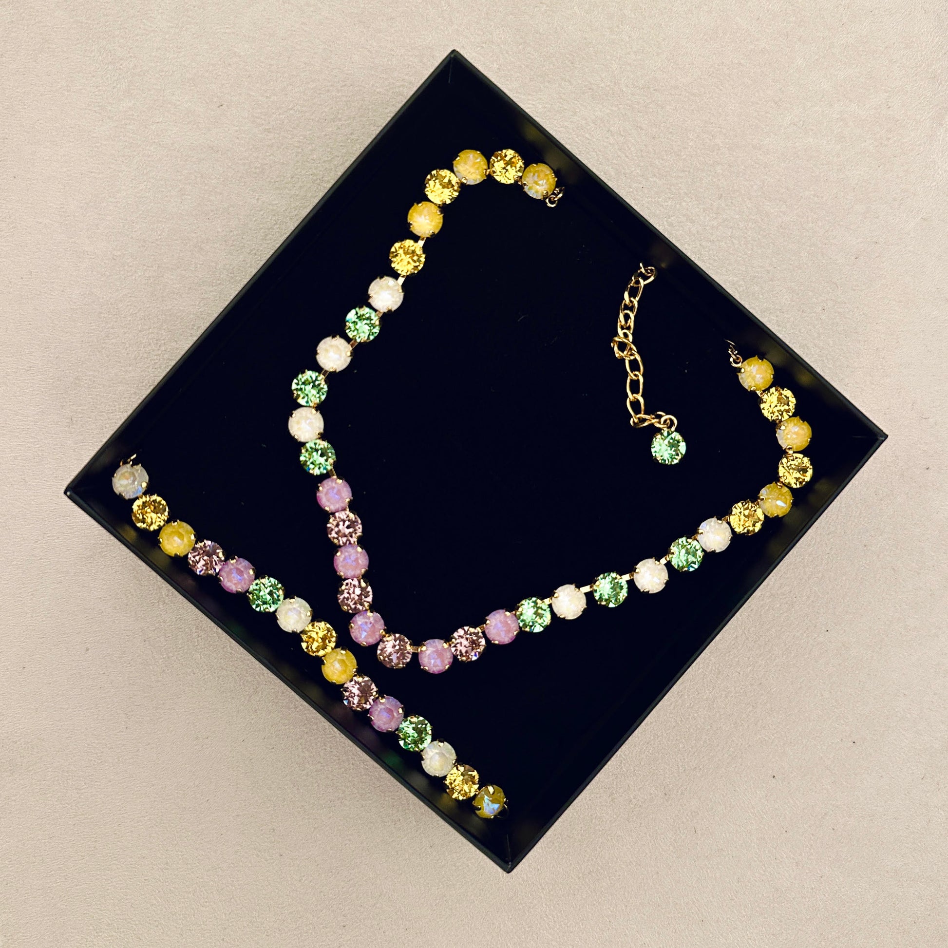 collana e bracciale tennis armocromia primavera con cristalli colorati in palette