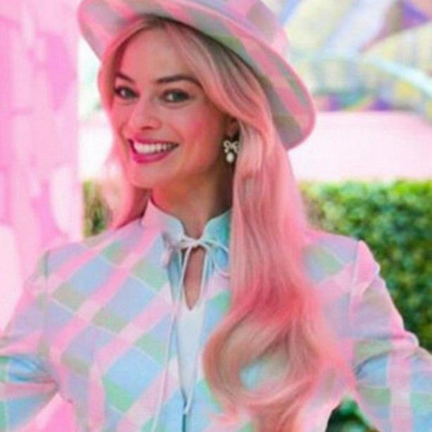 margot robbie indossa orecchini a forma di fiocco con perla