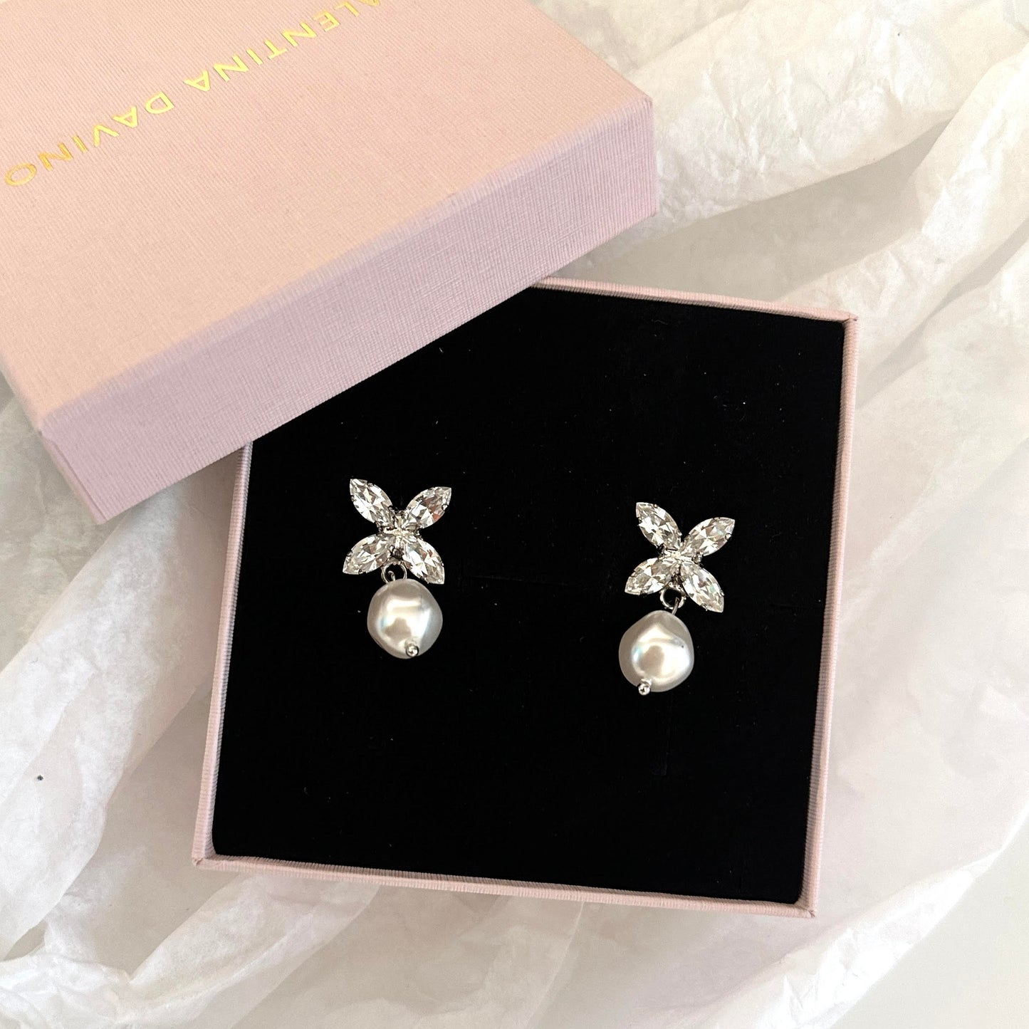 orecchini fiore di cristalli con perla pendente