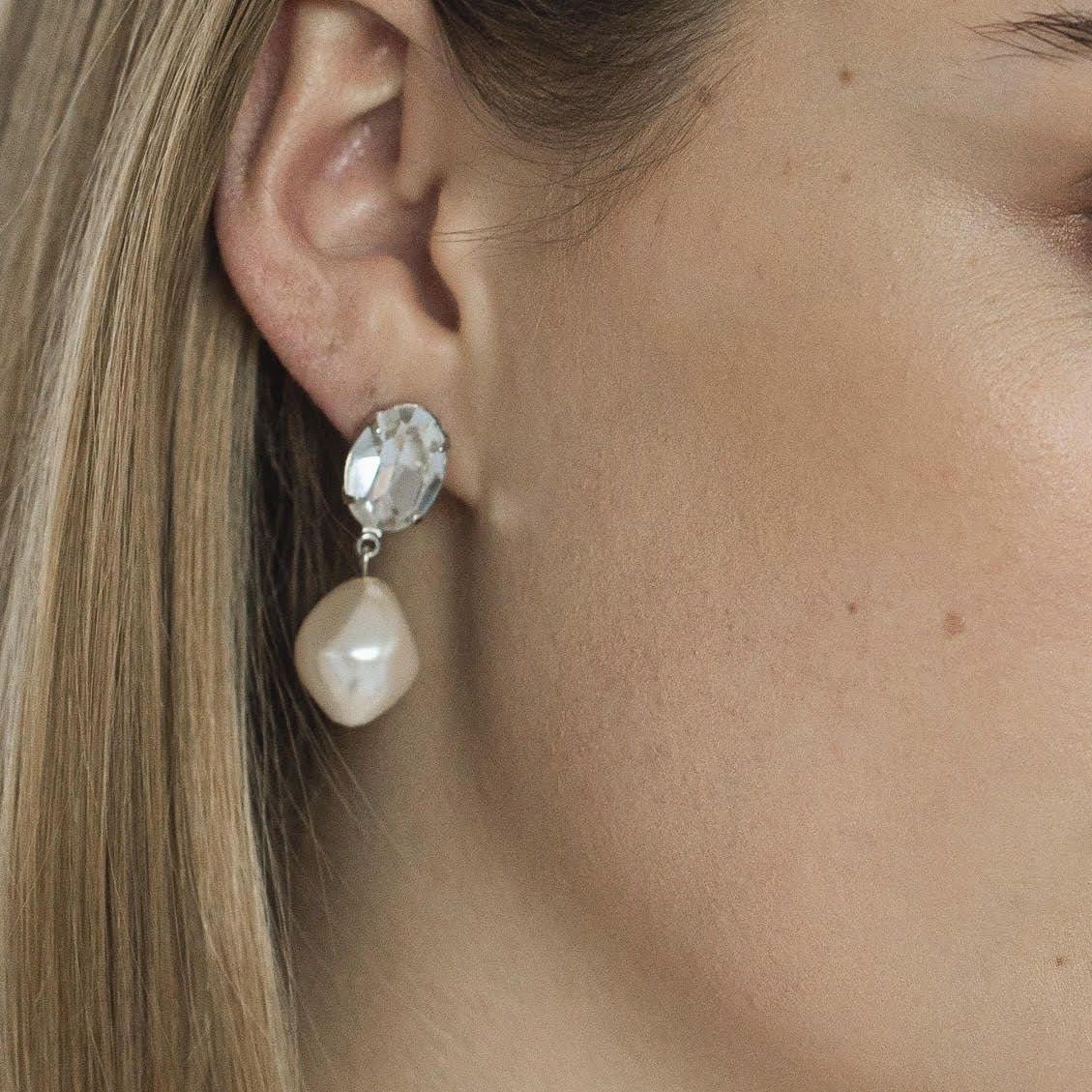 orecchini cristalli ovali con perle pendenti
