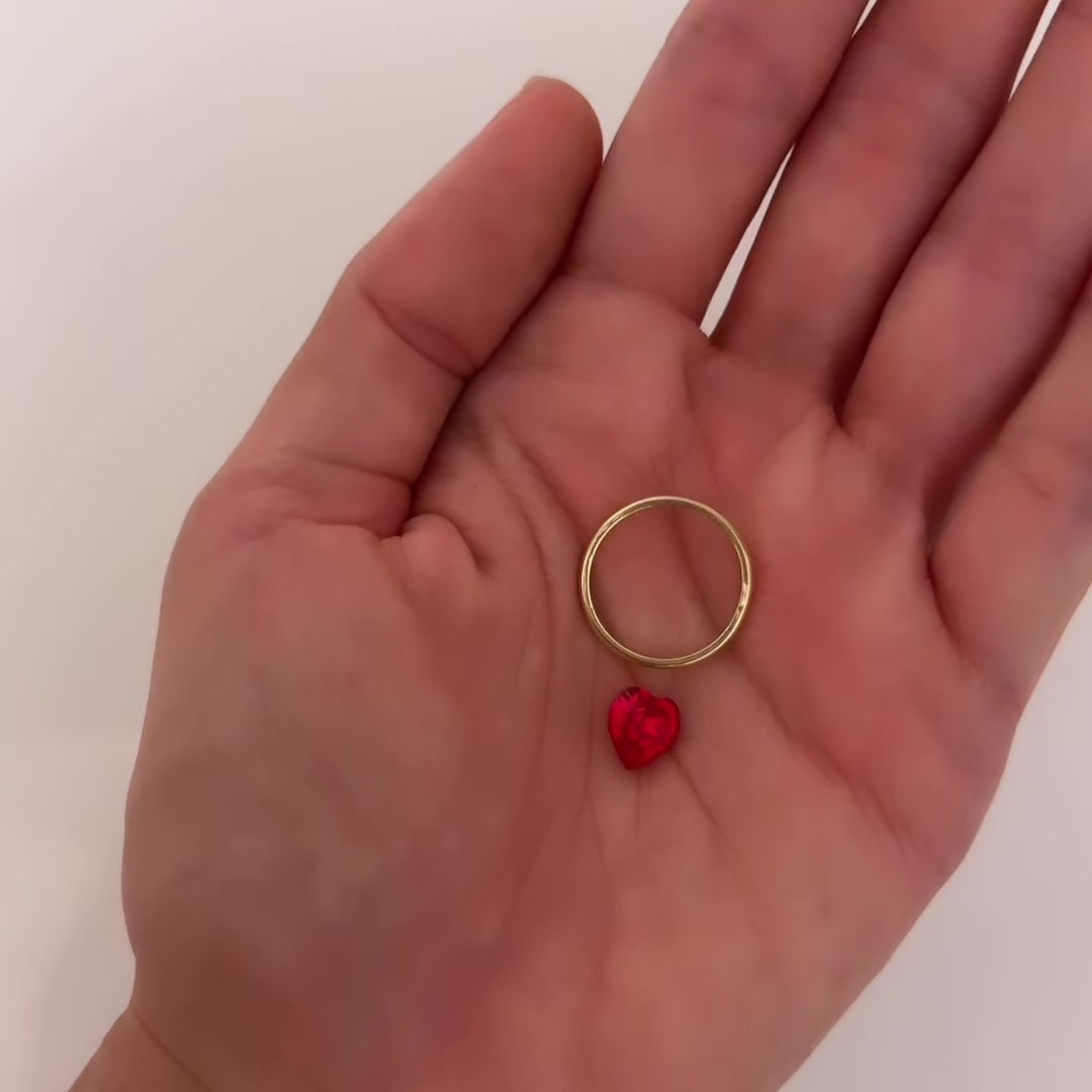 video anello con cuore di cristallo indossato