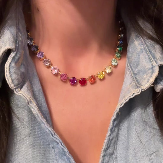 collana tennis arcobaleno indossata da barbara uomini e donne con swarovski colorati arcobaleno