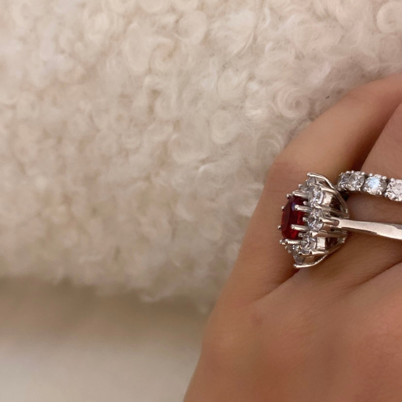 anello con zaffiro in argento, anello con zaffiro e diamanti, anello principessa kate, anello stile kate middleton, anello a fascia scintillante, anello a fascia con diamantini, anello zaffiro rosso e diamanti, set anelli diamanti, set anelli anallergici