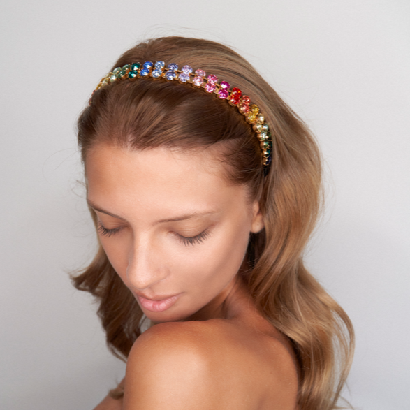 cerchetto per capelli con swarovski arcobaleno indossato per gay pride